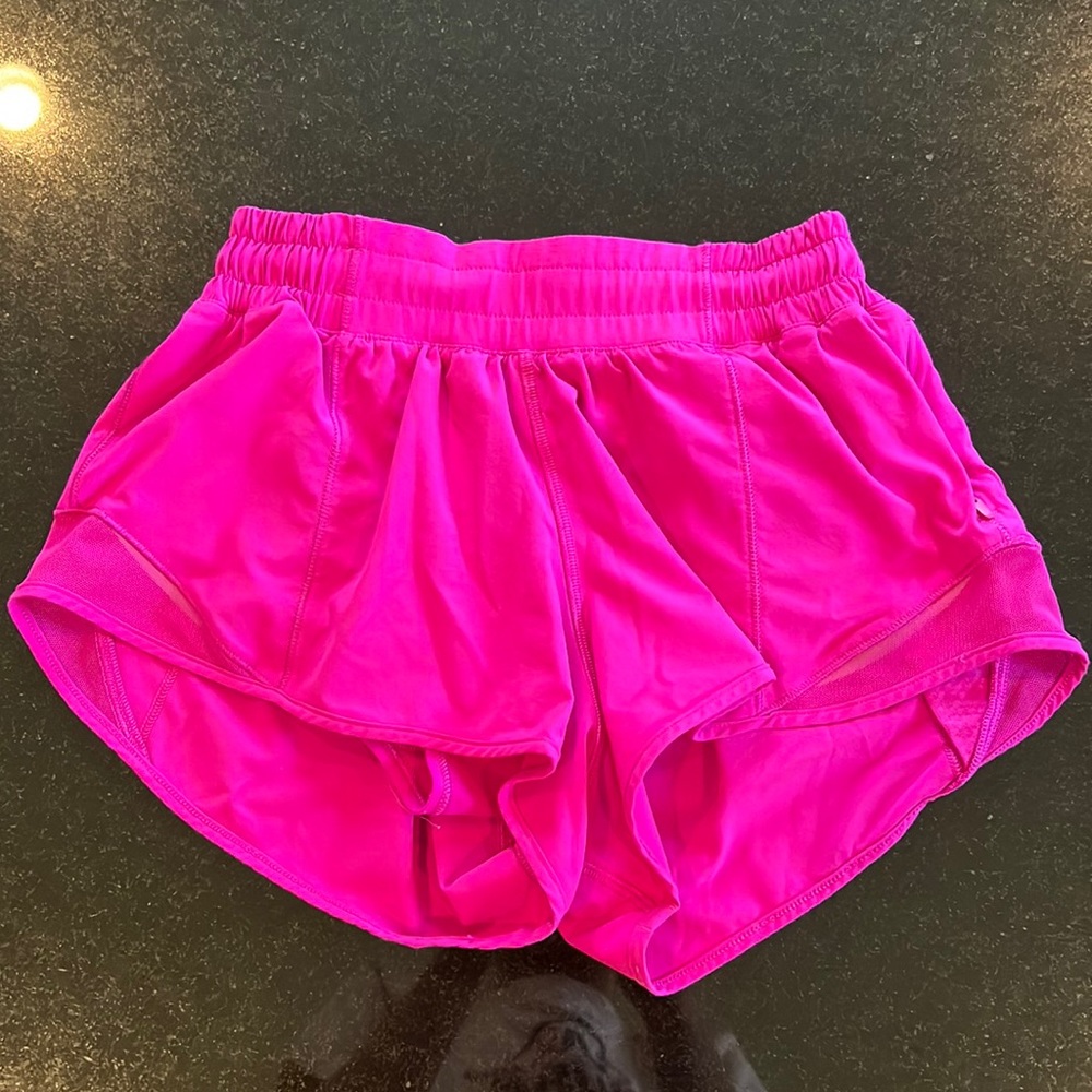 Lululemon pow pink hotty hots, 2.5 inch (size 2)
